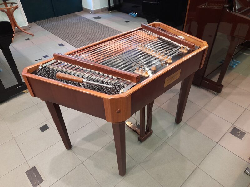 Szögletes sarkú cimbalom dió színben, matt lakkos kivitelben