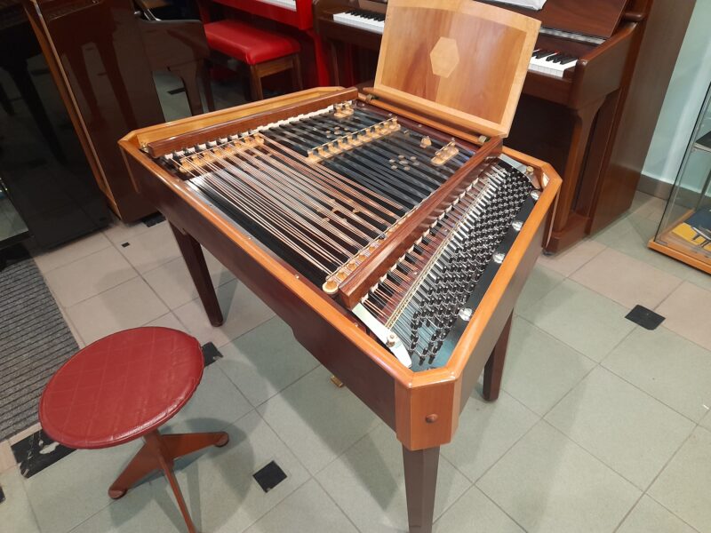 Szögletes sarkú cimbalom dió színben, matt lakkos kivitelben