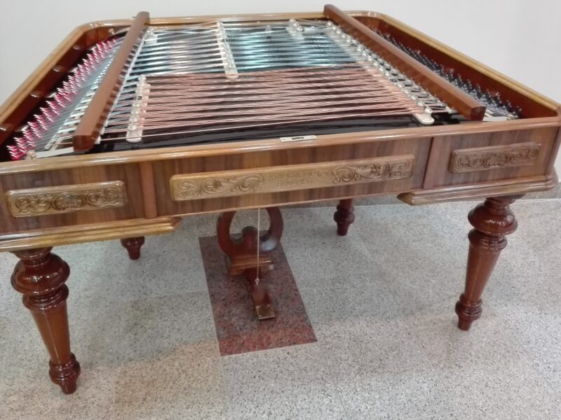 Faragással ellátott cimbalom dió színű kivitelben