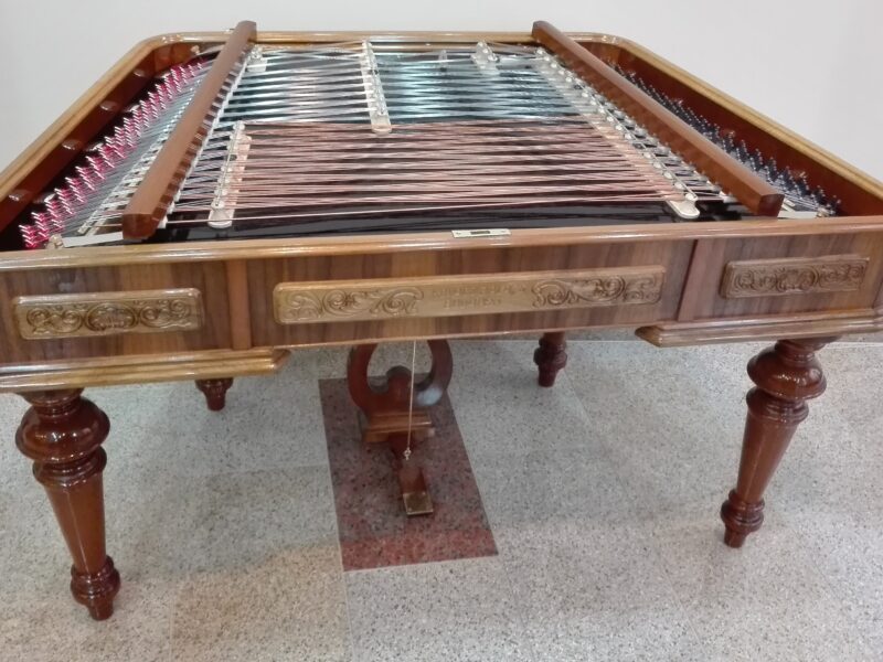 Faragással ellátott cimbalom dió színű kivitelben