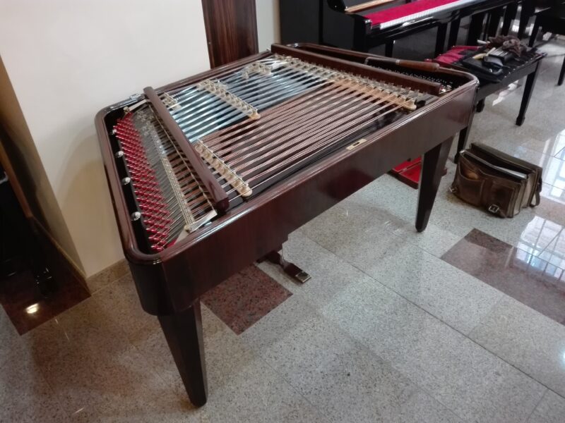 Simarámás koncert cimbalom dió színben