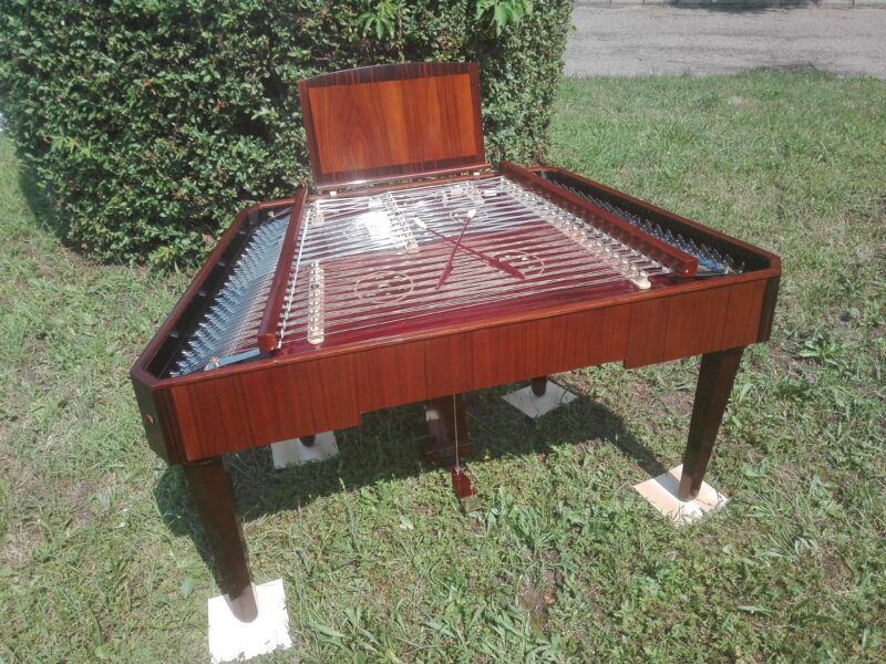 Szögletes sarkú cimbalom dió színben, kézi politúrral fényezve