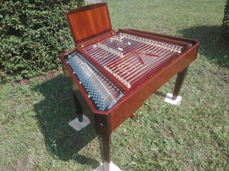 Szögletes sarkú cimbalom dió színben, kézi politúrral fényezve