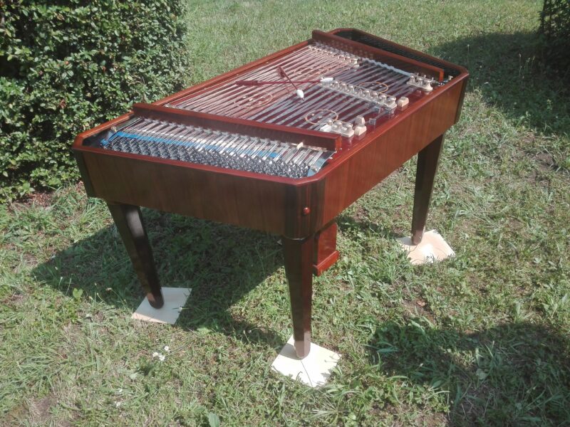 Szögletes sarkú cimbalom dió színben, kézi politúrral fényezve