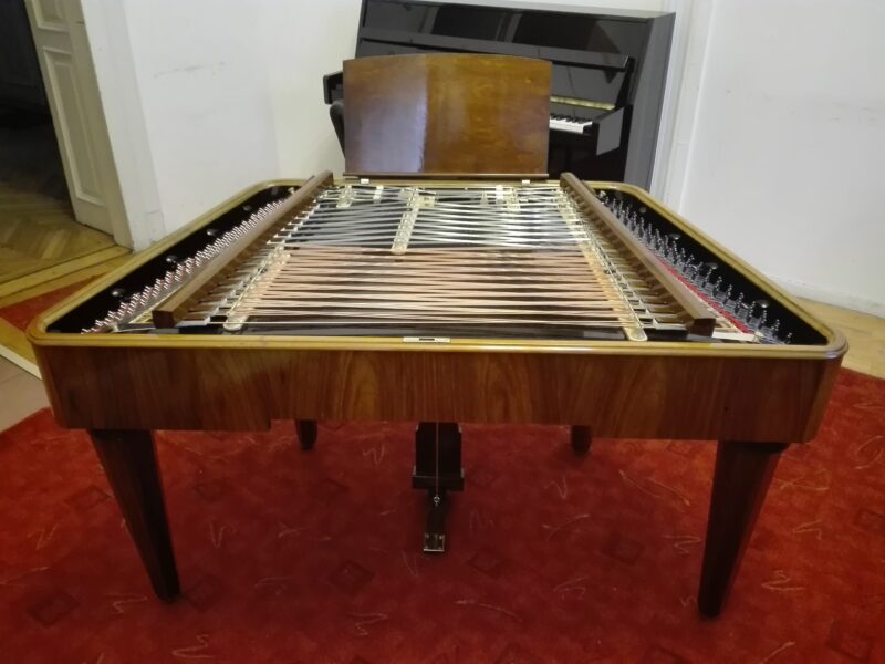 Sima rámás koncert cimbalom dió színben, zárható fedővel, kottatartóval ellátva