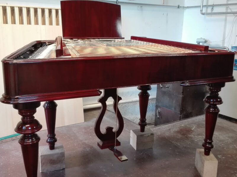 Open bottom cimbalom in mahagony colour