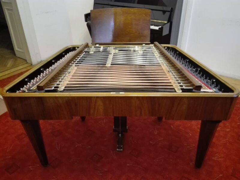 Concert cimbalom with smooth rama in walnut colour, with handmade politur