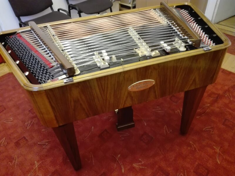 Cimbalom with upper damper system, in walnut colour